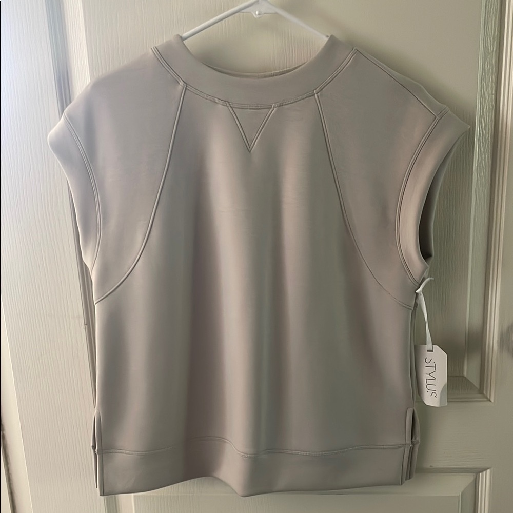 STYLUS Sleeveless Crewneck Sweatshirt in Light Greige